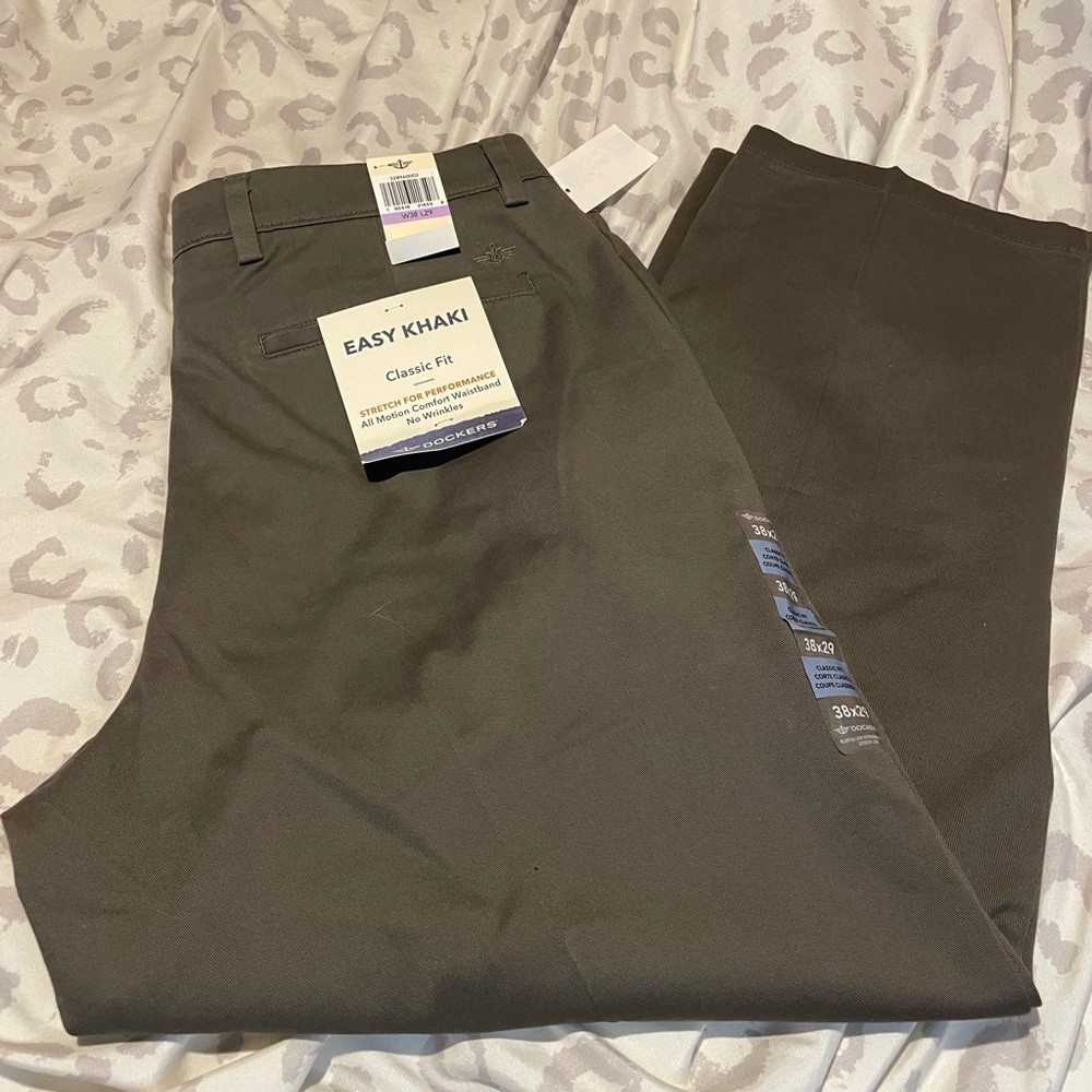 NWT Dockers easy khaki classic fit 38/29